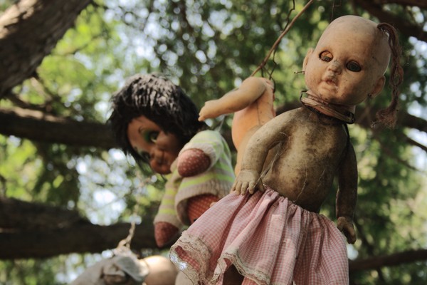 Eksistensi Pulau Boneka ini juga misterius. Konon di tahun 1950-an ada seorang anak yang tewas tenggelam di sana. Jasadnya ditemukan di samping sebuah boneka.(Foto: Dok. www.isladelasmunecas.com) Eksistensi Pulau Boneka ini juga misterius. Konon di tahun 1950-an ada seorang anak yang tewas tenggelam di sana. Jasadnya ditemukan di samping sebuah boneka.(Foto: Dok. www.isladelasmunecas.com)