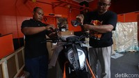 Setelah kardus dibuka, petugas memasangkan beberapa part yang terurai seperti handle, beberapa bagian pada cover body dan stang kemudi motor yang menghabiskan kurang lebih 20 menit untuk satu motor. 