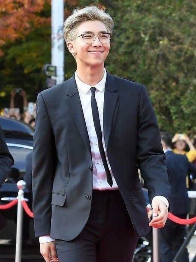 Peringkat 10 ada RM, leader grup idol BTS. Bakatnya sebagai performer sekaligus pembicara di berbagai forum dan acara berskala dunia seperti yang digelar PBB dan Metropolitan Museum of Art membuat banyak netizen penasaran dan melakukan pencarian lewat Google Search. Foto: Dok. Twitter