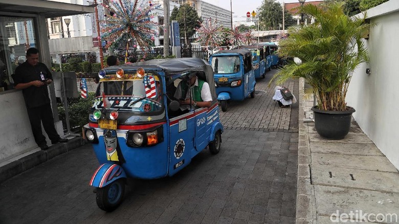 SPBG Pesing dan Pluit Tutup, Sopir Bajaj Antre Berjam-jam di Grogol SPBG Pesing dan Pluit Tutup, Sopir Bajaj Antre Berjam-jam di Grogol