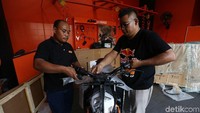 Setelah kardus dibuka, petugas memasangkan beberapa part yang terurai seperti handle, beberapa bagian pada cover body dan stang kemudi motor yang menghabiskan kurang lebih 20 menit untuk satu motor. 