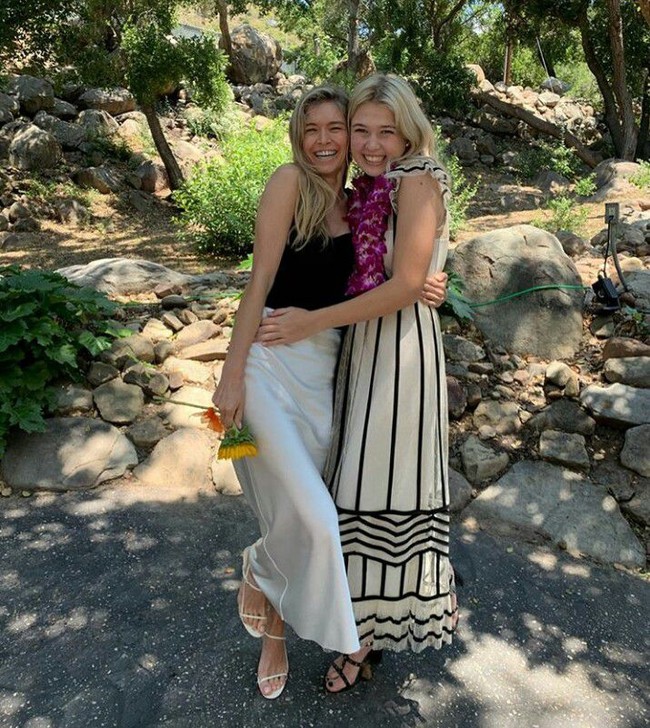 Beda usia keduanya terpaut 19 tahun sehingga secara penampilan Vera dan Sonya seperti kakak dan adik, bahkan tak jarang mereka dibilang kembar. (Foto: Instagram)