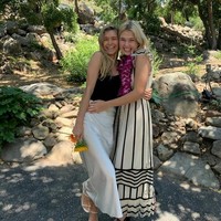 Beda usia keduanya terpaut 19 tahun sehingga secara penampilan Vera dan Sonya seperti kakak dan adik, bahkan tak jarang mereka dibilang kembar. (Foto: Instagram)