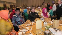 Dalam pertemuan itu tampak juga Menpora Imam Nahrawi, Imam Besar Masjid Istiqlal KH Nasaruddin Umar, dan Kapolda Lampung Irjen Ike Edwin. Mereka duduk berbaur dengan para raja-raja yang berada di tempat pertemuan.