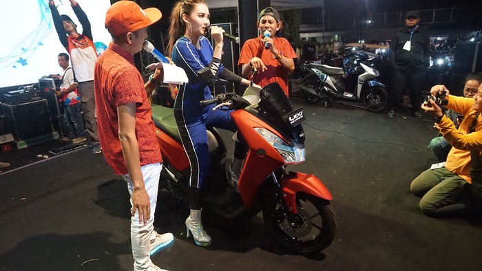 Ternyata Ini Motor Favorit Pilihan Pedangdut Nella Kharisma