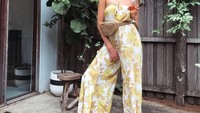 Slurrrp! Berpose dengan outfit bunga-bunga, Tegan menikmati minuman di musim panas. Wah minum apa nih? Foto: instagram @tegan.martin