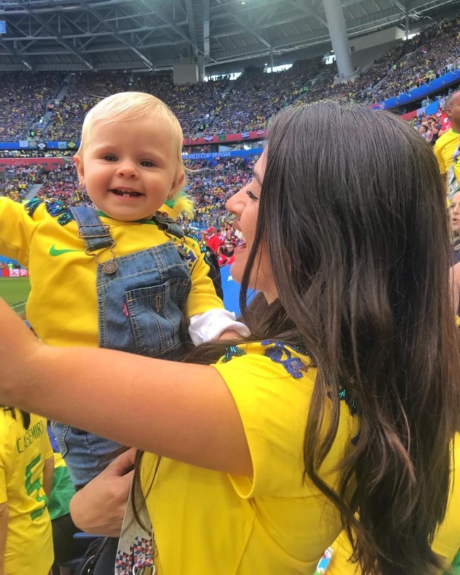 Kini mereka telah dikaruniai anak yang lucu bernama Helena. Foto: Instagram @natalialbecker
