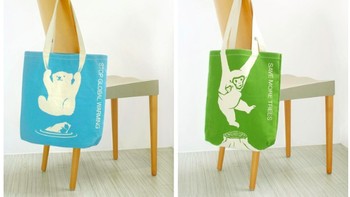 Desain tas ini seolah memperingatkan akan masalah global warming di mana para hewan ini meminta perlindungan dari manusia. (Foto: Brightside)