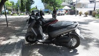 Pelat nomor putih ini memang boleh dipergunakan karena telah diatur dalam undang-undang Nmomor 22 Tahun 2009 Tentang Lalu Lintas dan Angkutan Jalan. Foto: Mohammad Luthfi Andika