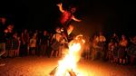 Potret Kemeriahaan Festival Lompat Api di Yunani