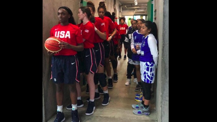 Menurut deskripsinya foto berikut menunjukkan tim basket U-16 dari Amerika Serikat (AS) dan El Salvador. Netizen berdebat mengapa ada beda tinggi mencolok.Foto: Tangkapan layar Twitter Menurut deskripsinya foto berikut menunjukkan tim basket U-16 dari Amerika Serikat (AS) dan El Salvador. Netizen berdebat mengapa ada beda tinggi mencolok.Foto: Tangkapan layar Twitter