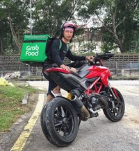 Ketika Ojek Online Narik Pakai Moge Italia