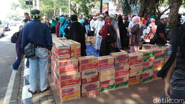 Massa membawa sejumlah kardus mi instan sebagai perbekalan