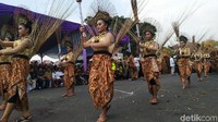 Salah satu kesenian dari Purwakarta turut memeriahkan gelaran Galuh Ethnic Carnival (GEC) yang diselenggarakan di Alun-alun Ciamis, Jawa Barat, Selasa (25/6/2019).