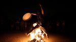 Potret Kemeriahaan Festival Lompat Api di Yunani