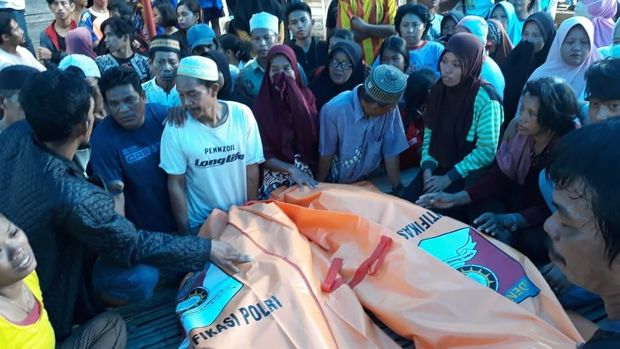 Jasad ayah-anak saat dievakuasi