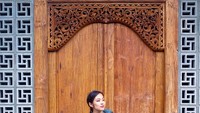 Banyak netizen bilang Tiffany makin cantik saat hamil. Di Bali, ia liburan sambil mencicip air kelapa segar. Foto: Instagram tiffanysoetanto