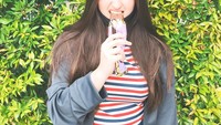 Wanita muda yang baru berusia 19 tahun ini penyuka es krim tangkai. Ia lebih memilih es krim berselimut cokelat dan kacang. Foto: Instagram stephaniepoetri