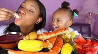 Tak melulu sendirian, kali ini ada si kecil yang mukbang bersama sang ibu. Makanan yang disantapnya ada seafood, jagung hingga aneka buah-buahan. Foto: istimewa