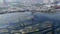 Pendangkalan air di Waduk Pluit membuat endapan lumpur terlihat jelas dari foto udara.