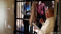 Polres Brebes menangkap pelawak Nurul Qomar karena diduga memalsukan ijazah S2 dan S3 yang digunakan untuk pencalonannya sebagai rektor Universitas Muhadi Setiabudhi (Umus) Brebes, Jateng, Selasa (25/6/2019).
