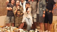 Makan malam dengan hidangan khas Jepang, jadi pilihan Darren saat sedang berkumpul bersama teman-teman dan kerabatnya.  Foto: Instagram @taluwang