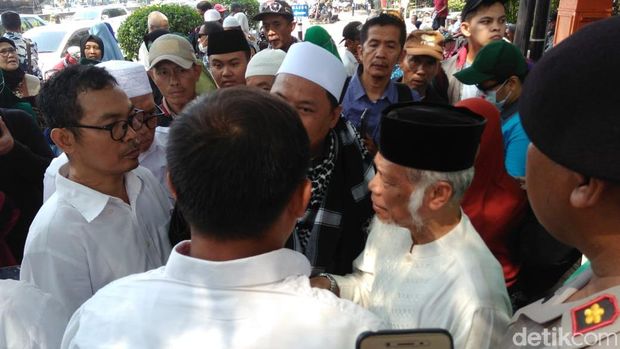 Massa berdiskusi dengan polisi terkait pelaksanaan aksi