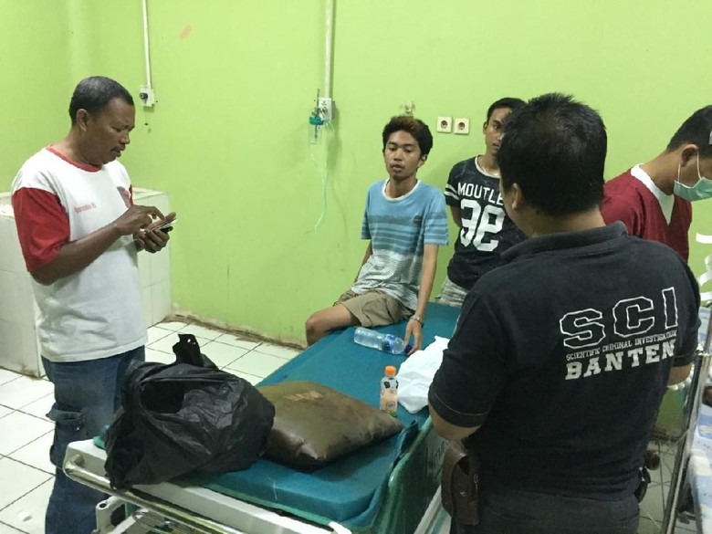 3 Warga Cilegon Dibacok Orang Tak Dikenal 3 Warga Cilegon Dibacok Orang Tak Dikenal
