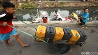 Sulitnya air bersih membuat mereka harus membeli air bersih keliling untuk memenuhi kebutuhan sehari-hari. Mereka pun memilih mencuci pakaian di kali untuk menghemat air bersih.