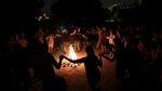 Potret Kemeriahaan Festival Lompat Api di Yunani