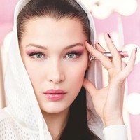 Tampilan wajah serba pink di kampanye produk Dior Lip Glow, lipbalm sekaligus lipgloss yang diklaim bisa melembutkan bibir secara maksimal. Foto: Dok. Dior Makeup