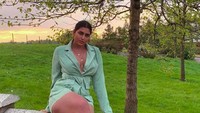 Gaya seksi Irene di Irlandia. (irenadrezi/Instagram)