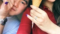 Wah, Tiffany dan chef Arnold sempatkan makan gelato usai nyoblos di Pemilu kemarin. Tiffany sendiri memang memiliki gerai gelato di Surabaya bernama Bebini Gelati. Foto: Instagram tiffanysoetanto