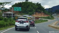 Dari pantauan kami selama menempuh jarak 244 km dari Kota Pontianak menuju Entikong, kondisi jalan secara umum terlihat cukup mulus. 