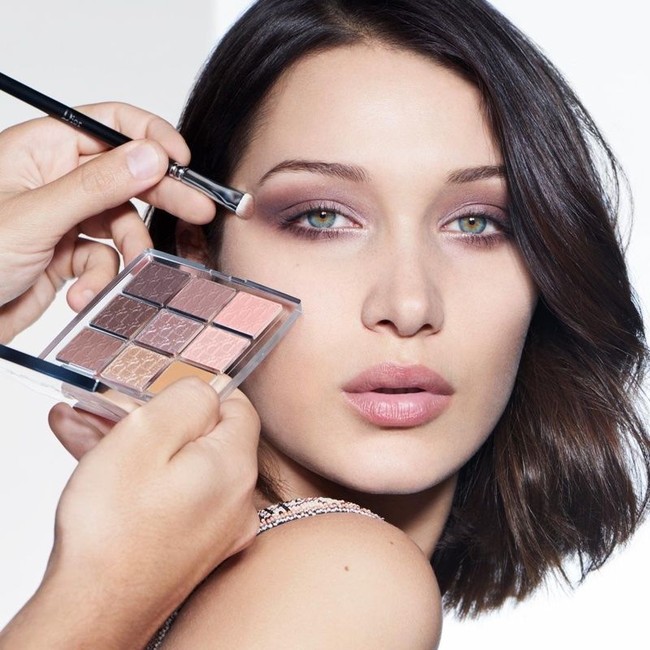 Mantan kekasih musisi The Weeknd ini bergabung dengan nama besar lainnya yang pernah menjadi duta produk Dior, di antaranya Natalie Portman, Marion Cotillard dan Jennifer Lawrence. Foto: Dok. Dior Makeup