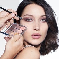 Mantan kekasih musisi The Weeknd ini bergabung dengan nama besar lainnya yang pernah menjadi duta produk Dior, di antaranya Natalie Portman, Marion Cotillard dan Jennifer Lawrence. Foto: Dok. Dior Makeup