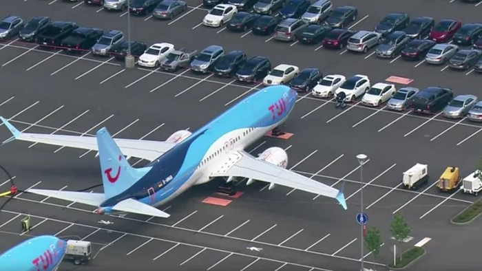 Boeing di parkiran mobil Penampakan Boeing di parkiran mobil di pabrik Boeing di Renton, Washington