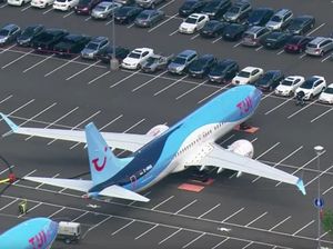 Saat Parkiran Mobil Berubah Jadi Parkiran Pesawat Boeing