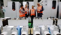 (kiri ke kanan) Plant Director Pabrik Pintar Cikarang Schneider Electric Indonesia Joko Sutopo, Equipment & Transformer Performance VP Schneider Electric Michel Mollier Generaz , Vice President–APAC Region Equipment & Transformer Schneider Electric Hemant Lakhotiya dan Country President Schneider Electric Indonesia Xavier Denoly, meninjau Pabrik Pintar Schneider Electric di Cikarang, Selasa (25/6/2019).