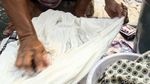 Ironi Warga Jakarta, Masih Ada loh yang Mencuci Baju di Kali