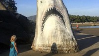 Saat Swift jalan-jalan ke Pantai Palolem di Goa Selatan, India. Dia melihat batu yang mirip kepala hiu di tepi pantai. Ide pun muncul di kepalanya. (jimmy_swift/Instagram)