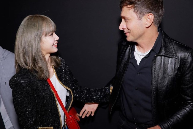 Lisa sempat memajang fotonya bersama Direktur Kreatif Celine Hedi Slimane. With the brilliant Hedi @hedislimane, tulis Lisa kepada 21 juta pengikutnya. (Foto: Instagram/@lalalalisa)