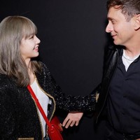 Lisa sempat memajang fotonya bersama Direktur Kreatif Celine Hedi Slimane. With the brilliant Hedi @hedislimane, tulis Lisa kepada 21 juta pengikutnya. (Foto: Instagram/@lalalalisa)