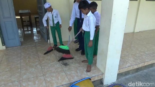 Ulat bulu menyerang sekolah/