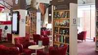 Di Tallinn Airport, Estonia, ada sebuah perpustakaan nyaman yang juga melatih kejujuran. Di sini, ada banyak koleksi yang dibaca untuk menunggu waktu penerbangan. Buku yang tersedia pun dari berbagai bahasa, mulai dari Estonia, Rusia dan Inggris (Tallinn Airport)
