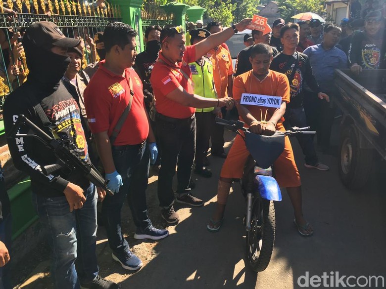 Reka Ulang Pembunuhan Pengusaha Rongsokan yang Mayatnya Dibakar Reka Ulang Pembunuhan Pengusaha Rongsokan yang Mayatnya Dibakar
