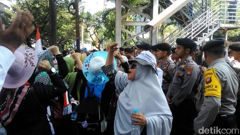 Massa Kembali Aksi Kawal MK, Bawa Mi Instan Berkardus-kardus Massa Kembali Aksi Kawal MK, Bawa Mi Instan Berkardus-kardus