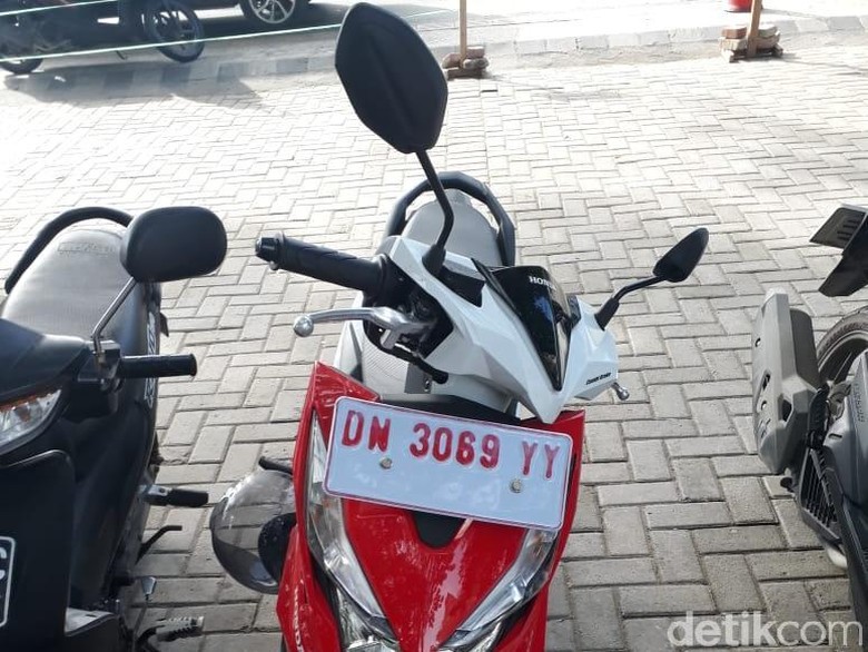 Pelat Nomor Putih Foto: Mohammad Luthfi Andika Pelat Nomor Putih Foto: Mohammad Luthfi Andika
