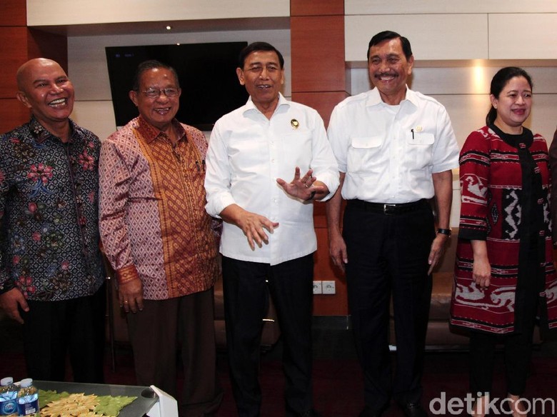 Luhut: Jangan Dibesar-besarkan Kasus Pak Wiranto, Sudah Selesai Luhut: Jangan Dibesar-besarkan Kasus Pak Wiranto, Sudah Selesai