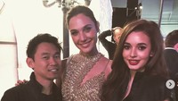 Sutradara Aquaman itupun sempat mengenalkannya kepada Gal Gadot. Dok. Instagram/ingridbisu